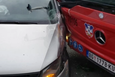 (FOTO) Udes u Sarajevskoj ulici: Sudarili se autobus i automobil!