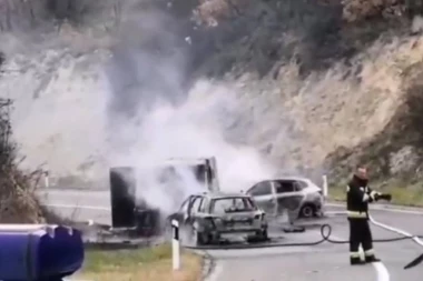 (FOTO) FILMSKA PLJAČKA: Lopovi preprečili put kombiju za prevoz novca, ukrali pare, zapalili auto i to nije sve!