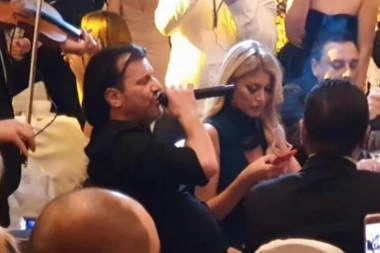 (VIDEO) Svi pričaju o njegovom potezu: Dok je pevao na Veljkovoj svadbi Lukas uradio OVO sa novčanicama kojim su ga kitili!