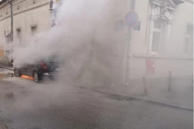 REAGOVALI VATROGASCI: Zapaljen automobil u Zemunu