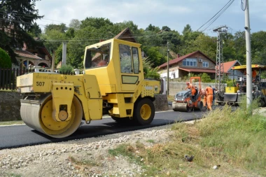 Nema više vožnje po blatu: Asfaltiranje u završnoj fazi u Opštini Inđija