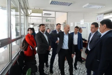 OPREMA SE ŠALTER SALA U STAROJ PAZOVI: Svi papiri na jednom šalteru