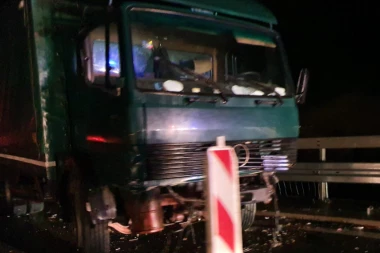 (FOTO) Sudar kamiona i dva automobila na auto-putu