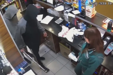 (VIDEO) Maskirani tinejdžeri opljačkali pumpu! Ušetali sa metalnom šipkom, pa krenuli na radnicu, sigurnosne kamere snimile strahotan prizor