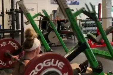 (VIDEO) Razbila se kao zvečka: Potcenila težinu tegova, pa napravila cirkus u teretani!