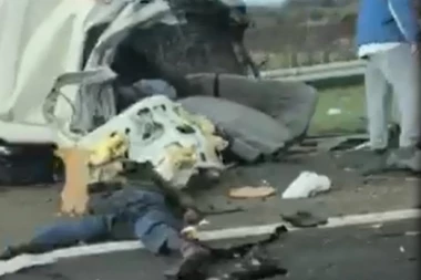 (UZNEMIRUJUĆI VIDEO) EKSKLUZIVNO! Poznata pevačica prva naišla na horor: Ovo je snimak sa mesta nesreće na auto-putu kod Draževca, nije za osetljive!