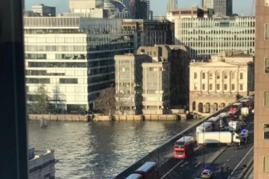 (VIDEO, FOTO) PONOVO INCIDENT NA MOSTU: Policija upucala muškarca koji je nožem ubadao ljude!