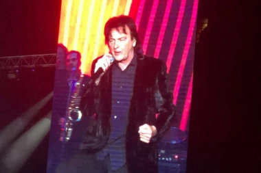 SUPRUGA ZDRAVKA ČOLIĆA ISKASAPLJENA NOŽEM! ŠOK NA NASTUPU! Ovaj trenutak je uneo PAKAO u njihov život tada!