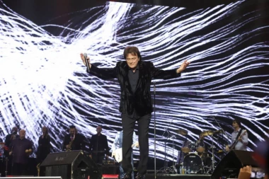 Sa Čolom sinoć nešto nije bilo u redu: Pevač zabrinuo publiku na koncertu!