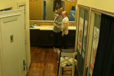 Sramota: Milijana zavukla Žapcu ruke i gaće, pa mu vređala ženu!