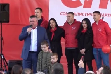 (HIT VIDEO) Pogledajte kako Bajatović peva partizanske pesme usred Novog Sada!