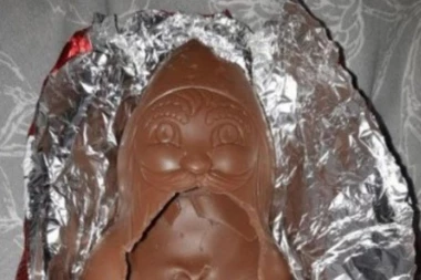 (FOTO) Deda, deda, baš si bezobrazan: Pogledajte samo ovog Deda mraza, njegova fotografija je obišla ceo svet!