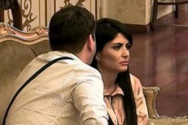 VRELO: Devojka Ivana Marinkovića prošetala vilom Parova bez gaćica i brusa