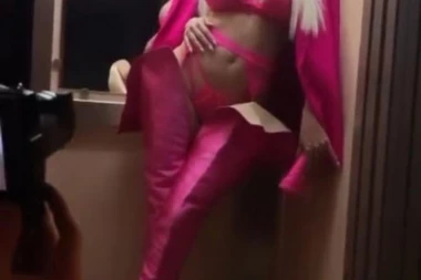 Volela bih da sam na moru! Vreli snimak sa jahte JK ZAPALIO društvene mreže: Gola GU*A u krupnom kadru!