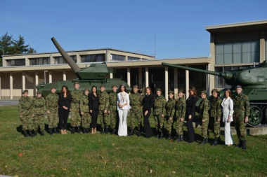 Najlepše devojke Srbije u poseti Vojnoj akademiji: Izmamile uzdahe kad su ušle, a tek kad su dohvatile oružje...