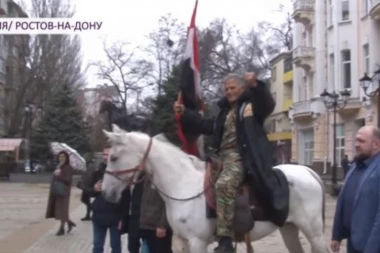 (VIDEO) 7 meseci jaše ka Putinu! Sirijac na konju nosi dragoceni poklon šefu Kremnja