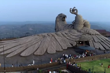 (VIDEO) Ovo morate videti: Najveća skulptura ptice na svetu izgleda impozantno, a posvećena jednoj divnoj osobini kod žena