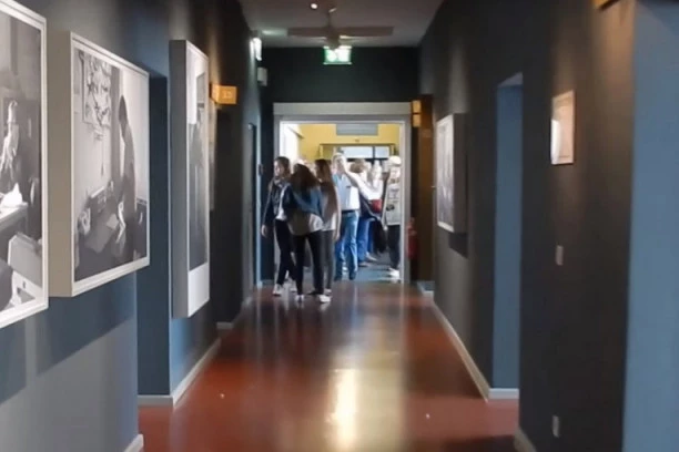 DETE OŠTETILO SLIKU VREDNU 50 MILIONA DOLARA! Skandal u Roterdamu - Roditelji pustili dete, a ono počelo da grebe!