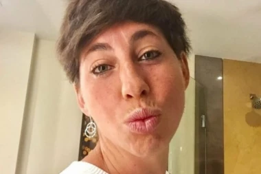 (FOTO) Sve pršti: Proslavljena teniserka u zagrljaju nove devojke, ne mogu da se suzdrže ni u javnosti!