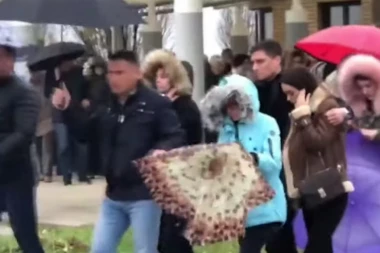 (VIDEO) Drama na dedinoj sahrani: David odmahnuo rukom kada je video Dejana, ne želi ga blizu!