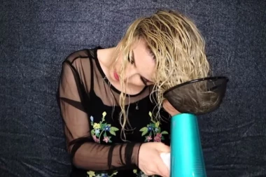 (FOTO) EKSTRA TRIK! Sušila je kosu kroz CEDILJKU, dobila je OVU frizuru, isprobajte obavezno!