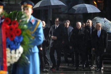 (FOTO, VIDEO) "Dobrodošao veliki i iskreni prijatelju Srbije": Vučić i Lukašenko položili vence na spomenike oslobodiocima!