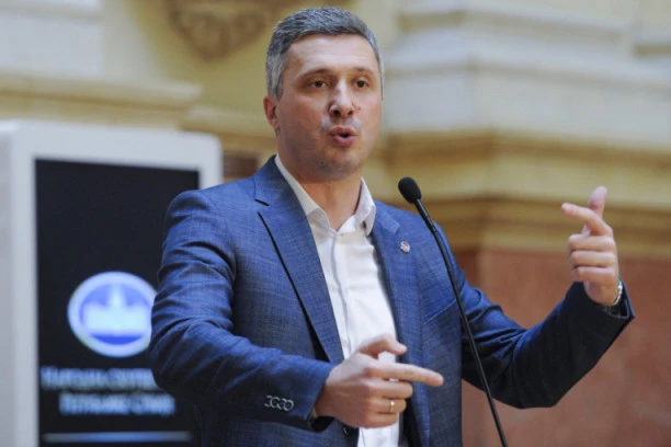 (ŠOK FOTO) Abnormalne cifre na računu! Obradovića oblači stranka: Za sako i pantalone daju boga oca!