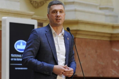 (FOTO) Boško kao dvorska luda: Napravio incident u Skupštini na početku sednice