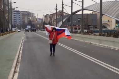 (VIDEO) Novo maltretiranje "kosovske" policije: Srpkinja sa trobojkom krenula preko mosta, pa privedena!