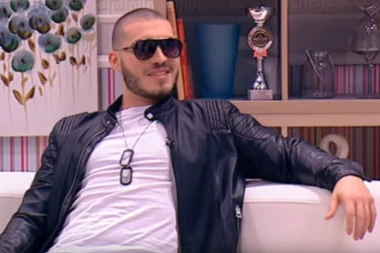 (FOTO) Gledaoci u neverici: Učesnik "Zvezda Granda" usred emisije bez blama gledao voditeljkama gaće!