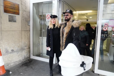 (FOTO) Saša Kapor došao po Nikolinu i ćerkicu u porodilište: Evo šta jedva čeka da uradi!