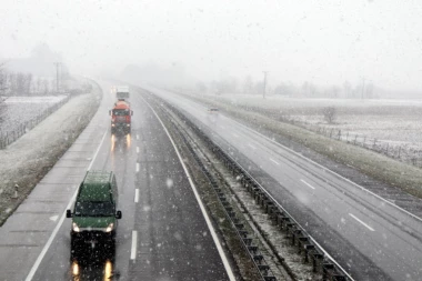 VOZAČI, OPREZ: Na auto-putu kod Takova ka Beogradu preticajna traka zatvorena