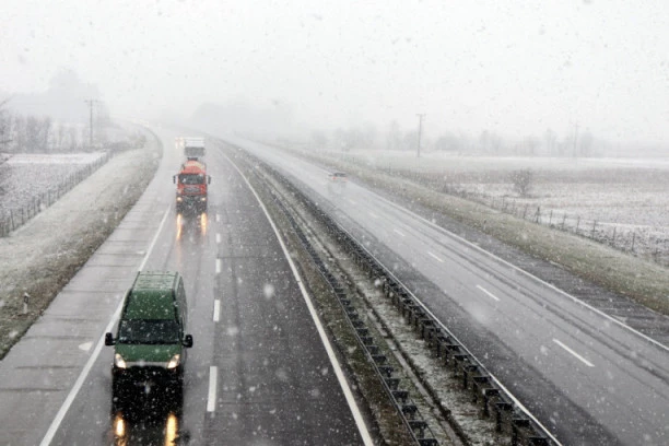 SRBIJA U PONEDELJAK KAO SEVERNI POL: Sneg, led, klizavo na sve strane, RHMZ UPOZORAVA!