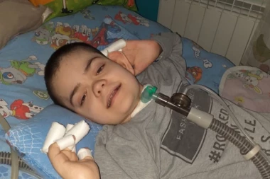 Malom Đorđu hitno potrebna pomoć! Dečak ne može da diše bez respiratora, pomozimo mu u borbi protiv opake bolesti