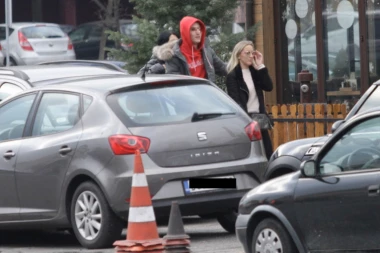 (FOTO) BEZ TRUNKE SRAMA ZBOG ZLOSTAVLJANE DECE: Negovateljica iz pakla došla nasmejana u sud sa dečkom