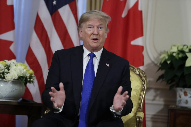 Tramp uvodi nove mere za koronu s ciljem proizvodnje respiratora