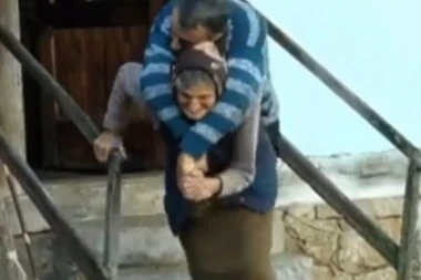 (VIDEO) Majka iz Kosjerića rasplakala celu Srbiju: Ima 77 godina a i dalje nosi svog nepokretnog sina na leđima