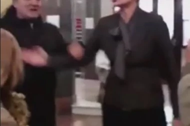 (VIDEO) SKANDAL! Odbornica DS Dragana Rakić vređala portira kao psa: "Idi u kućicu"!