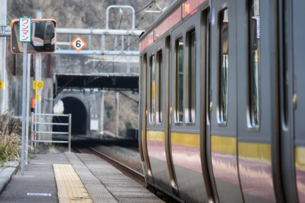 VOZ PREGAZIO MLADIĆA! Užas na Balkanu, momak opušteno išao preko šina u smrt