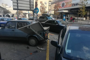 (FOTO) Parkiranje iz pakla: "Kecom" srušio saobraćajni znak i napravio karambol ispred Doma omladine!