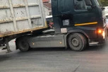 ZA DLAKU IZBEGNUTA TRAGEDIJA: Otkačila se prikolica sa kamiona na magistralnom putu kod Mokre Gore - vozači oprez!