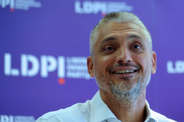 ZNATE LI KOJE JE RODNO MESTO ČEDE JOVANOVIĆA? Najbolji frajer na političkoj sceni ima zanimljivu tetovažu: ovo je njeno značenje!