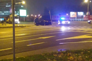 (FOTO) Pogledajte kako se prevrnuo automobil nasred Novog Beograda