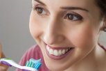 ŠTA RADITE SA ČETKICOM KADA OPERETE ZUBE? Većina ljudi pravi opasnu grešku