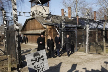 (VIDEO) MERKELOVA NIŽE GAF ZA GAFOM: Kancelarka umalo pala tokom posete Aušvicu