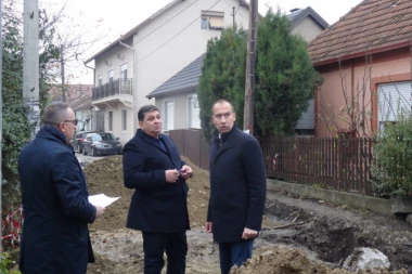 Кomunalno opremanje Nove Pazove: Pokrajinski sekretar obišao radove na kanalizacionoj i vodovodnoj mreži