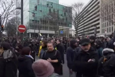 (VIDEO) Žuti prsluci izašli na ulice, totalni haos u Parizu