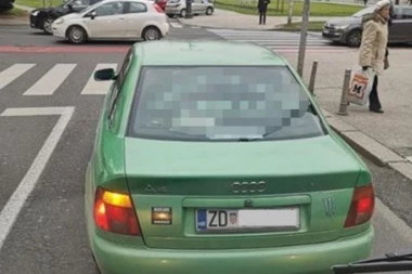 (FOTO) BLAM ILI FORA: Neobičan natpis na autu jednog Hrvata zapalio društvene mreže!