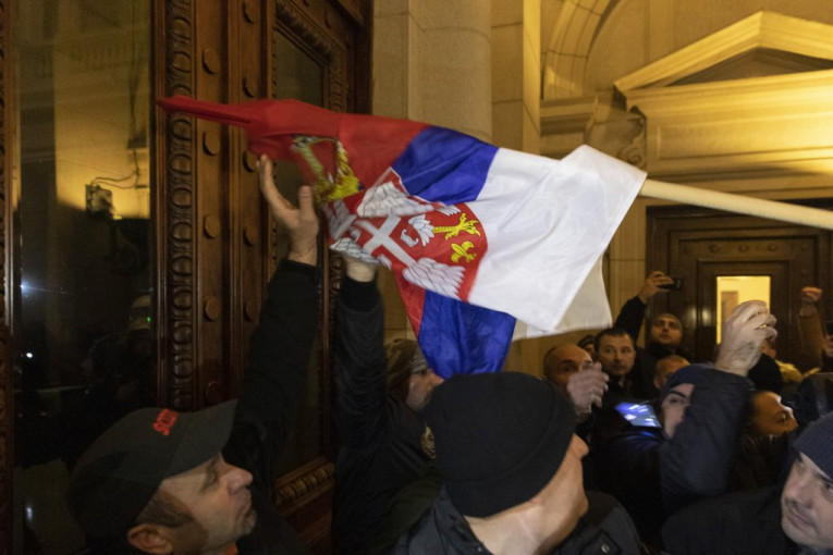 (VIDEO) BOŠKO OBRADOVIĆ PONIZIO SVETINJU: Zastavom Srbije pokušao da razbije prozor na zgradi Narodne Skupštine