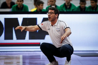 (VIDEO) Čupao, šamarao i vikao na igrače, ali nije uspeo da ih motiviše da pobede!